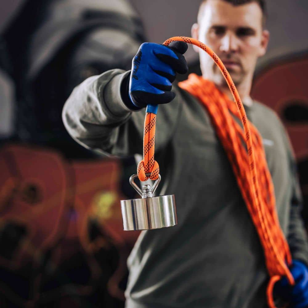 The rope for magnet fishing features a convenient loop for attaching a fishing magnet.