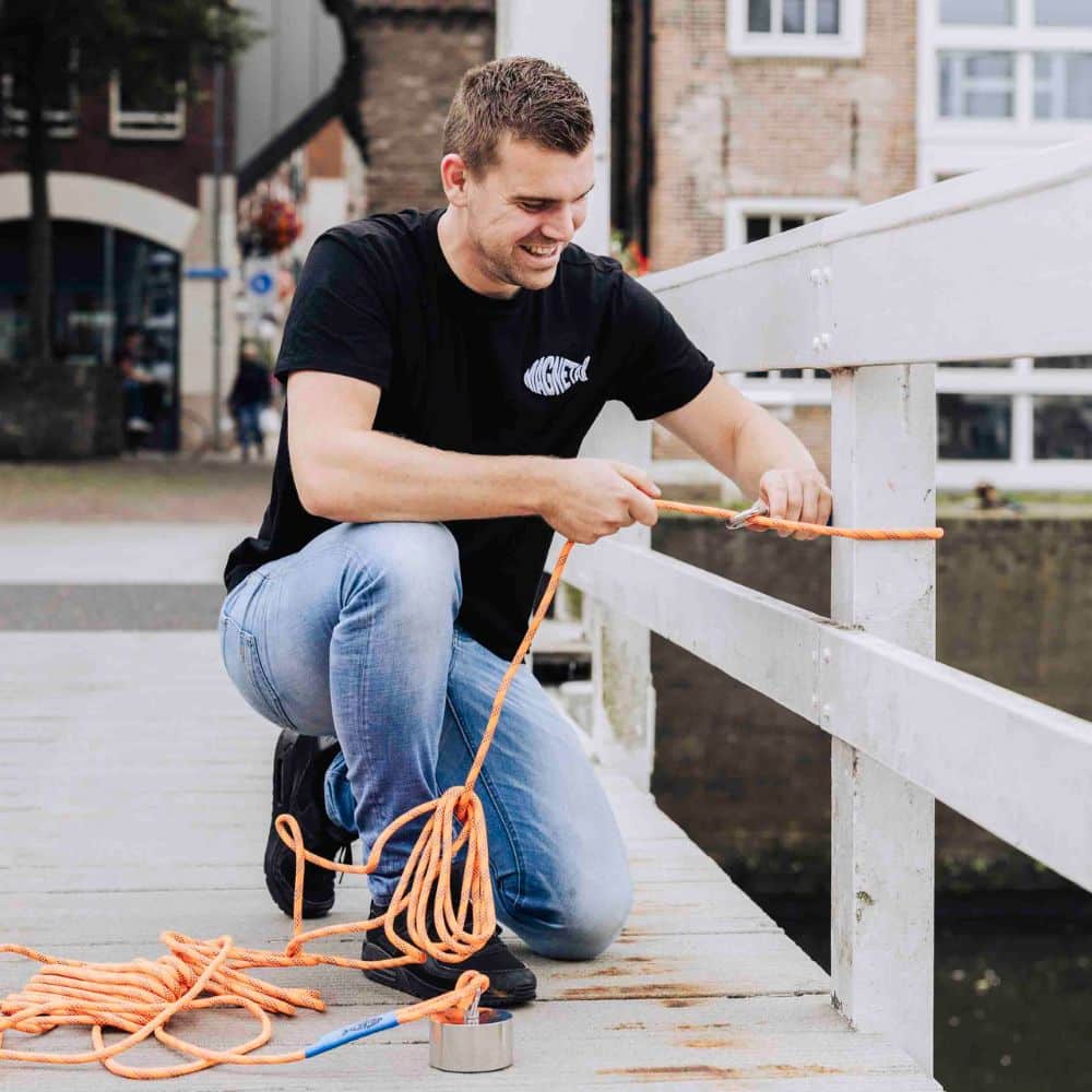 You can easily attach the Magnetar magnet fishing rope using the carabiner hook.