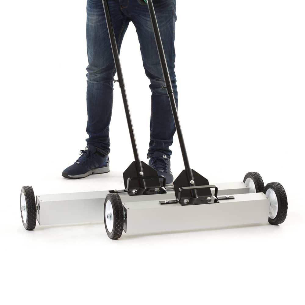 Magnet on wheels