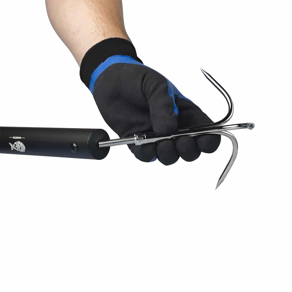 The grappling hook for magnet fishing is easily mounted on the magnet fishing spike